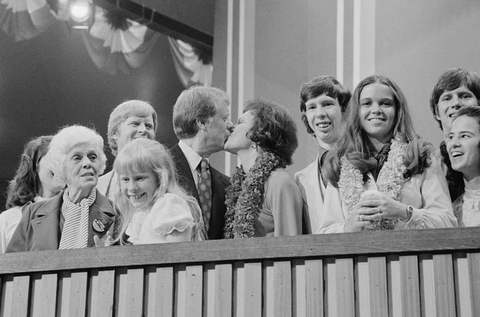 Rosalynn Carter: Cựu đệ nhất phu nhân Mỹ đấu tranh không ngừng cho sức khỏe tâm thần - Ảnh 2. Gia đình nhà Carter tại Đại hội toàn quốc của Đảng Dân chủ ở thành phố New York năm 1976, lúc này ông Carter còn là thống đốc bang Georgia - Ảnh: REUTERS