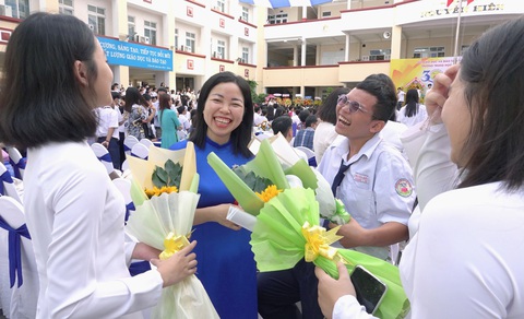 Học sinh Trường THPT Nguyễn Hiền (quận 11, TP.HCM) tặng hoa chúc mừng cô giáo nhân Ngày Nhà giáo Việt Nam 20-11 - Ảnh: NHƯ HÙNG Học sinh Trường THPT Nguyễn Hiền (quận 11, TP.HCM) tặng hoa chúc mừng cô giáo nhân Ngày Nhà giáo Việt Nam 20-11 - Ảnh: NHƯ HÙNG