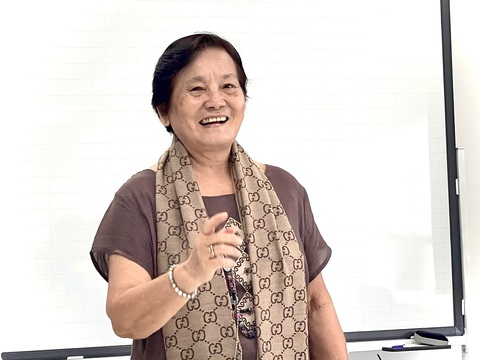 Dạ Ngân: Sứ mệnh của nhà văn là phải viết cho hay - Ảnh 2. Nhà văn Dạ Ngân tại buổi giao lưu vào ngày 20-11 - Ảnh: THÁI THÁI
