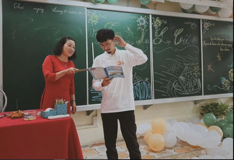 Tin tức giải trí ngày 20-11: Đen Vâu, Hà Anh Tuấn nhớ ơn thầy cô - Ảnh 1. Hình ảnh Đen Vâu hóa thành học trò bên cô giáo - Ảnh: FBNV