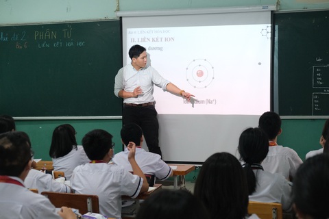Để học sinh thú vị với các bài khoa học - Ảnh 3. Thầy giáo Nguyễn Hoàng Cảnh trong tiết dạy - Ảnh: NGỌC PHƯỢNG