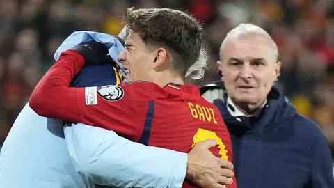 Tin tức thể thao sáng 20-11: Lukaku lập kỉ lục vòng loại Euro, Gavi chấn thương nặng - Ảnh 4. Gavi bật khóc khi rời sân vì chấn thương - Ảnh: GOAL