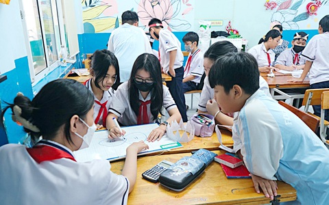 Học sinh hào hứng thảo luận nhóm trong tiết dạy của thầy giáo Nguyễn Hoàng Cảnh - Ảnh: NGỌC PHƯỢNG Học sinh hào hứng thảo luận nhóm trong tiết dạy của thầy giáo Nguyễn Hoàng Cảnh - Ảnh: NGỌC PHƯỢNG