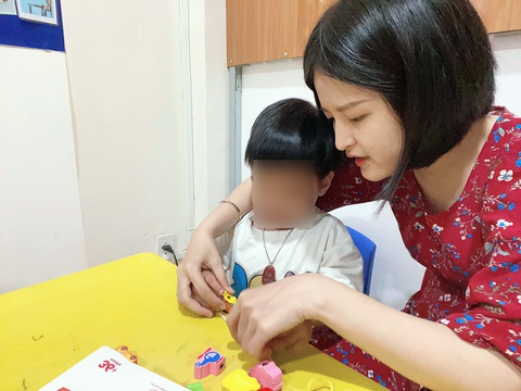 Cô Trường Thơ giao tiếp với trẻ trong tiết dạy - Ảnh: NVCC Cô Trường Thơ giao tiếp với trẻ trong tiết dạy - Ảnh: NVCC