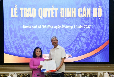 Bà Đinh Thị Thanh Thủy làm Phó chánh văn phòng UBND TP.HCM - Ảnh 1. Phó chủ tịch UBND TP.HCM Võ Văn Hoan trao quyết định cho bà Đinh Thị Thanh Thủy - Ảnh: THẢO LÊ