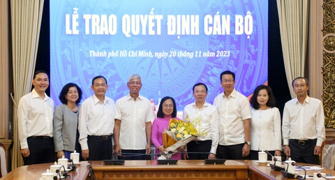Bà Đinh Thị Thanh Thủy làm Phó chánh văn phòng UBND TP.HCM - Ảnh 2. Lãnh đạo UBND TP.HCM, Ban Tuyên giáo Thành ủy, Văn phòng UBND TP, Nhà xuất bản Tổng Hợp TP.HCM trao hoa chúc mừng cho bà Đinh Thị Thanh Thủy - Ảnh: THẢO LÊ