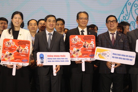 Các đại biểu chụp ảnh hưởng ứng tuần lễ phòng chống kháng thuốc - Ảnh: D.LIỄU Các đại biểu chụp ảnh hưởng ứng tuần lễ phòng chống kháng thuốc - Ảnh: D.LIỄU
