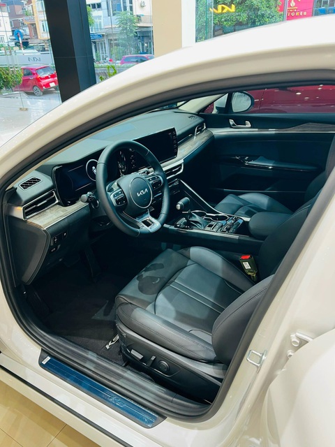 Tin tức giá xe: Kia K5 giảm kỷ lục 139 triệu đồng, rẻ ngang sedan hạng C - Ảnh 3. Bên trong, xe được trang bị màn hình giải trí trung tâm 10,25 inch và bảng đồng hồ Full LCD 12,3 inch, kết nối Apple CarPlay và Android Auto, kết hợp dàn âm thanh 12 loa Bose (bản Premium và GT-Line). Ghế ngồi bọc da. Ghế lái chỉnh điện 10 hướng, có nhớ vị trí trong khi ghế phụ chỉnh điện 6 hướng. Cả hai ghế này đều có sưởi và làm mát. Vô lăng tích hợp lẫy chuyển số. Hàng ghế sau có rèm che nắng và cửa gió điều hòa