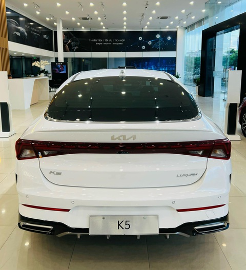Tin tức giá xe: Kia K5 giảm kỷ lục 139 triệu đồng, rẻ ngang sedan hạng C - Ảnh 5. Tại thị trường Việt Nam, Kia K5 có 2 tùy chọn động cơ. Bản Luxury và Premium dùng máy 2.0 MPI, cho công suất 150 mã lực và mô men xoắn 192 Nm, hộp số tự động 6 cấp. Bản GT-Line dùng máy 2.5 GDI, cho công suất 191 mã lực và mô men xoắn 246 Nm, hộp số tự động 8 cấp. Cả 3 phiên bản đều trang bị hệ dẫn động cầu trước