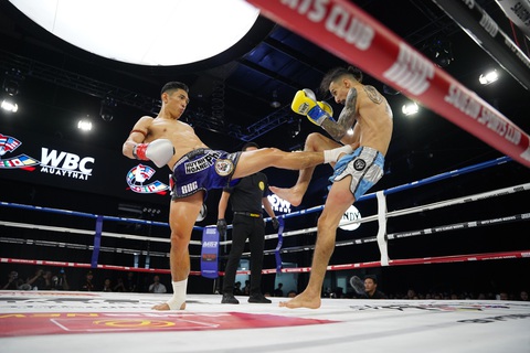 Trương Cao Minh Phát giành đai WBC Muay Thai thế giới lịch sử - Ảnh 4. Huỳnh Hoàng Phi (trái) đánh bại Elamghari Ayoub - Ảnh: CINDY