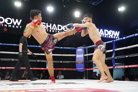 Trương Cao Minh Phát giành đai WBC Muay Thai thế giới lịch sử - Ảnh 3. Trương Cao Minh Phát (trái) thi đấu áp đảo võ sĩ Iran Mostfa Armand - Ảnh: CINDY