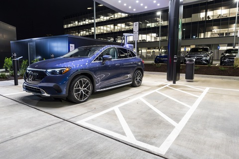 Mercedes-Benz xây dựng hệ thống trạm sạc cao cấp, có ưu đãi riêng cho người dùng hãng - Ảnh 3. Vị trí gần sảnh chờ nhất được dùng riêng làm vị trí cho chủ xe khuyết tật để họ tiện di chuyển - Ảnh: Mercedes-Benz
