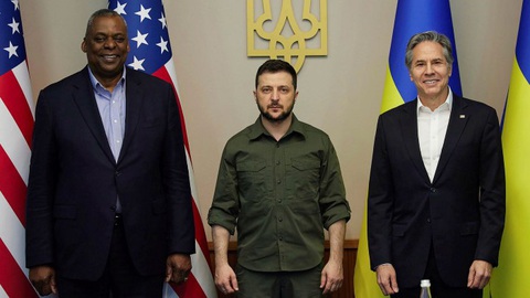 Mỹ cam kết 'luôn ở lâu dài' bên Tổng thống Ukraine Zelensky - Ảnh 1. Bộ trưởng Quốc phòng Mỹ Lloyd Austin (bìa trái) và Ngoại trưởng Mỹ Antony Blinken (bìa phải) chụp ảnh cùng Tổng thống Ukraine Volodymyr Zelensky trong chuyến thăm Ukraine hồi tháng 4-2022 - Ảnh: REUTERS