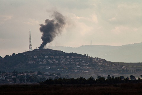 Khói bốc lên từ khu vực đồn quân sự của Israel ven biên giới Lebanon sau khi bị nhóm vũ trang Hezbollah tấn công hôm 17-11 - Ảnh: AFP Khói bốc lên từ khu vực đồn quân sự của Israel ven biên giới Lebanon sau khi bị nhóm vũ trang Hezbollah tấn công hôm 17-11 - Ảnh: AFP