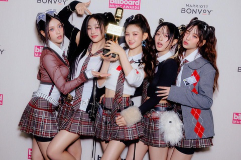 Nhóm nhạc Newjeans thắng giải Nghệ sĩ K-pop hàng đầu toàn cầu tại Giải Âm nhạc Billboard 2023 - Ảnh: Billboard Nhóm nhạc NewJeans thắng giải Nghệ sĩ K-pop hàng đầu toàn cầu tại Giải Âm nhạc Billboard 2023 - Ảnh: Billboard