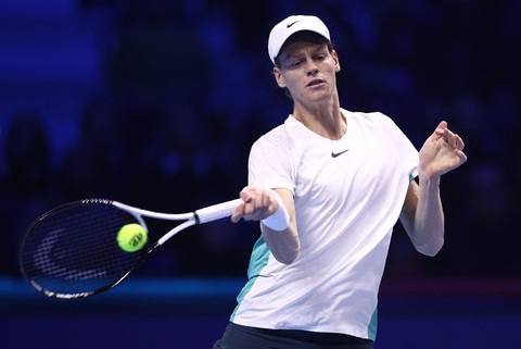 Lần thứ 7 vô địch ATP Finals, Djokovic vượt mặt Federer - Ảnh 2. Jannik Sinner quá lép vế trước Djokovic - Ảnh: REUTERS