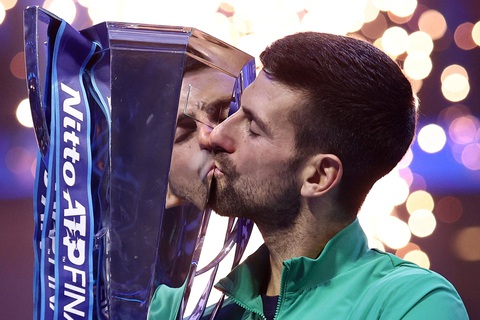 Lần thứ 7 vô địch ATP Finals, Djokovic vượt mặt Federer - Ảnh 1. Novak Djokovic với danh hiệu ATP Finals 2023 - Ảnh: REUTERS