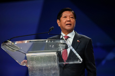 Philippines muốn có quy tắc ứng xử với Việt Nam và Malaysia ở Biển Đông - Ảnh 1. Tổng thống Philippines Ferdinand Marcos Jr. phát biểu tại sự kiện cuộc họp các CEO, thuộc chuỗi sự kiện APEC, ở San Francisco (Mỹ) ngày 15-11 - Ảnh: REUTERS