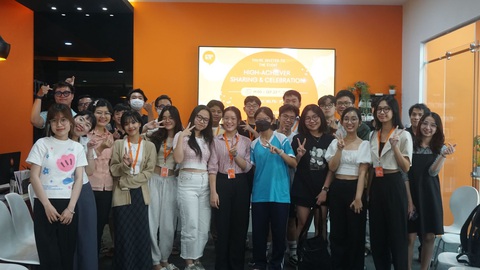 Học IELTS tại KTDC: Nơi khai phá tiềm năng và kiến tạo cộng đồng - Ảnh 4. Buổi chia sẽ kinh nghiệm học và thi IELTS định kỳ của 6 bạn học viên KTDC đã thi IELTS với kết quả từ 7.5 tới 8.5
