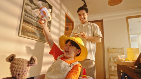 Hứa Kim Tuyền đặt ‘tâm tư’ nuôi con nhỏ vào bài hát ‘Nắng Ngoài Sân’ - Ảnh 2. Hứa Kim Tuyền đặt ‘tâm tư’ nuôi con nhỏ vào bài hát ‘Nắng Ngoài Sân’ - Ảnh 2.