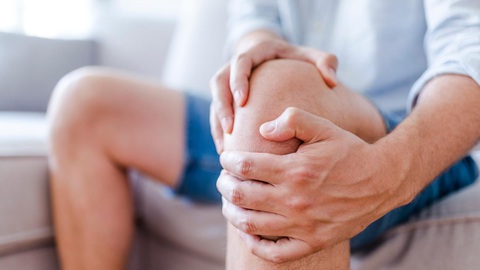 Người đau khớp nên ăn gì để giảm đau? - Ảnh 1. Tỉ lệ người mắc chứng đau khớp ở Việt Nam khá lớn - Ảnh minh họa