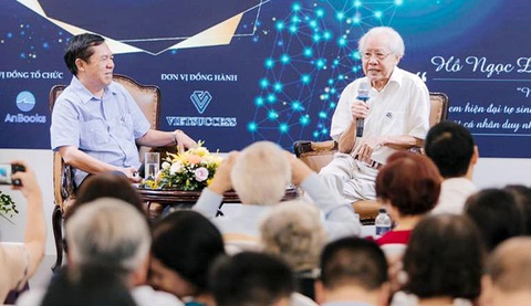Giáo sư Hồ Ngọc Đại (phải) tại lễ ra mắt sách Giáo dục hiện đại, tháng 9-2023 - Ảnh: P.T. Giáo sư Hồ Ngọc Đại (phải) tại lễ ra mắt sách Giáo dục hiện đại, tháng 9-2023 - Ảnh: P.T.