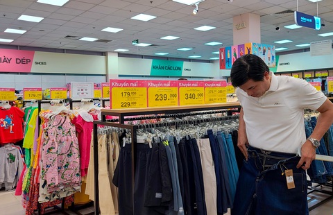 Người dân mua sắm các sản phẩm thời trang đang được giảm sâu tại siêu thị Co.opmart Quang Trung (quận Gò Vấp) tối 19-11 - Ảnh: NHẬT XUÂN Người dân mua sắm các sản phẩm thời trang đang được giảm sâu tại siêu thị Co.opmart Quang Trung (quận Gò Vấp) tối 19-11 - Ảnh: NHẬT XUÂN