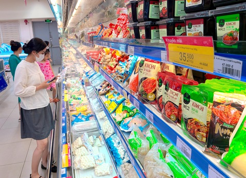 Nhiều loại thực phẩm cũng được giảm giá mạnh trong giai đoạn cuối năm tại các siêu thị của Saigon Co.op - Ảnh: NHẬT XUÂN Nhiều loại thực phẩm cũng được giảm giá mạnh trong giai đoạn cuối năm tại các siêu thị của Saigon Co.op - Ảnh: NHẬT XUÂN