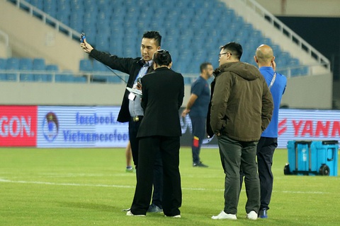 AFC và VFF dùng thiết bị đo độ sáng dàn đèn ở khắp mặt sân