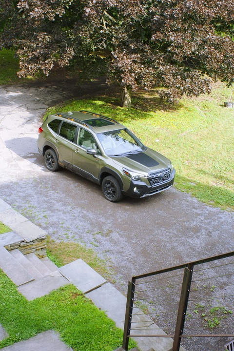 Người dùng thất vọng với thiết kế Forester mới, chỉ trích như xe hãng khác gắn logo Subaru - Ảnh 2. Cầm lái Subaru Forester Wilderness 2023, phóng viên của Road and Track viết: "Tôi luôn nghĩ đó là một đứa con kỳ lạ của Subaru. Forester không lớn hơn Impreza một cách đáng kể để mang lại không gian thực dụng hơn, như Outback đã làm được. Tuy nhiên, bây giờ, khi đã cầm lái chiếc Forester, tôi hiểu được sự hấp dẫn nằm ở đâu. Sự mê hoặc chính là điều Forester làm tốt nhất" - Ảnh: Road and Track
