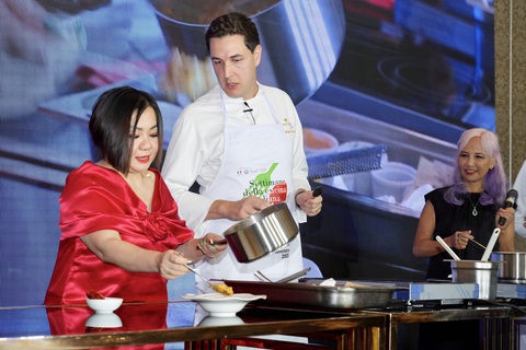 Bà Trang Lê, sáng lập và CEO của Multimedia, Chủ tịch Vietnam International Fashion Week, đang thực hiện món pasta Fregula nấu cùng xốt hải sản và tôm đỏ. Fregula là loại pasta có hình dạng nhỏ như những viên bi, xuất xứ từ đảo Sardinia tại Địa Trung Hải - Ảnh: HỮU HẠNH Bà Trang Lê, sáng lập và CEO của Multimedia, chủ tịch Vietnam International Fashion Week, đang thực hiện món pasta Fregula nấu cùng xốt hải sản và tôm đỏ. Fregula là loại pasta có hình dạng nhỏ như những viên bi, xuất xứ từ đảo Sardinia tại Địa Trung Hải - Ảnh: HỮU HẠNH