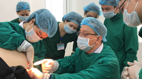 Cứ 2 người có 1 người bị trĩ, làm sao khỏi bệnh nhưng không đau đớn? - Ảnh 1. Ở Việt Nam, trung bình cứ 2 người sẽ có 1 người mắc bệnh trĩ. Nhờ áp dụng phương pháp điều trị bệnh trĩ không phẫu thuật, nhiều bệnh nhân thoát nỗi ám ảnh của bệnh này - Ảnh: Viện Y dược học dân tộc TP.HCM cung cấp