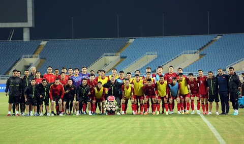 Tuyển Việt Nam tặng hoa HLV Troussier nhân ngày Nhà giáo 20-11 - Ảnh 3. HLV Philippe Troussier vui vẻ sau khi nhận lẵng hoa tri ân từ các cầu thủ tuyển Việt Nam nhân Ngày Nhà giáo 20-11