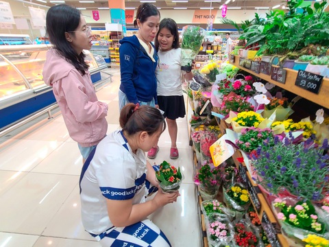 Ảm đạm thị trường hoa tươi 20-11 - Ảnh 5. Quầy hoa tươi tại Co.opMart Quang Trung (quận Gò Vấp) tối 19-10 - Ảnh: NHẬT XUÂN