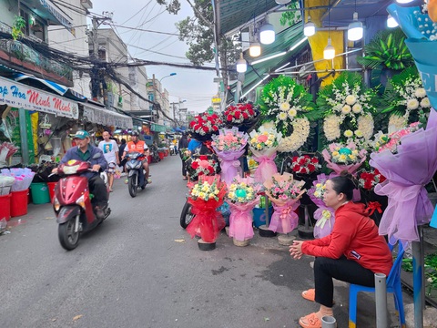Ảm đạm thị trường hoa tươi 20-11 - Ảnh 1. Tiểu thương "ngóng" khách mua hoa tại chợ hoa Hồ Thị Kỷ (quận 10) chập tối 19-11 - Ảnh: NHẬT XUÂN
