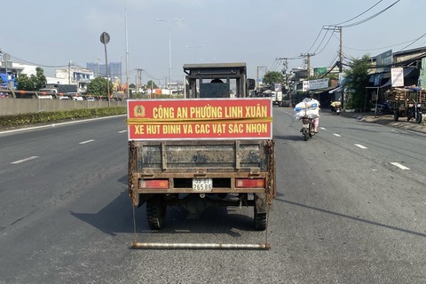 Người dân lọ mọ đi hút đinh giữa trưa trên quốc lộ 1 - Ảnh 2. Phường Linh Xuân, TP Thủ Đức dùng xe hút đinh trên quốc lộ 1 - Ảnh: UBND phường Linh Xuân