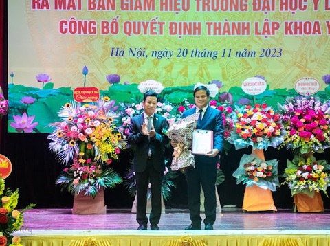 PGS.TS Đào Xuân Cơ - giám đốc Bệnh viện Bạch Mai kiêm nhiệm phó hiệu trưởng Trường đại học Y Dược - Ảnh 1. Ông Lê Quân (bên trái) trao quyết định bổ nhiệm kiêm phó hiệu trưởng Trường đại học Y Dược (Đại học Quốc gia Hà Nội) cho PGS.TS Đào Xuân Cơ - Ảnh: ĐHQGHN