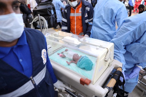 Các bác sĩ chuyển một em bé Palestine sinh non trong lồng ấp, sơ tán từ Dải Gaza sang xe cứu thương ở phía biên giới Rafah của Ai Cập, ngày 20-11. Xung đột đang leo thang giữa Israel và Hamas - Ảnh: REUTERS Các bác sĩ chuyển một em bé Palestine sinh non trong lồng ấp, sơ tán từ Dải Gaza sang xe cứu thương ở phía biên giới Rafah của Ai Cập, ngày 20-11. Xung đột đang leo thang giữa Israel và Hamas - Ảnh: REUTERS