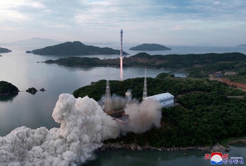 Tên lửa Chollima-1 được phóng ở Quận Cholsan, Triều Tiên, ngày 31-5 - Ảnh: KCNA Tên lửa Chollima-1 được phóng ở quận Cholsan, Triều Tiên, ngày 31-5 - Ảnh: KCNA