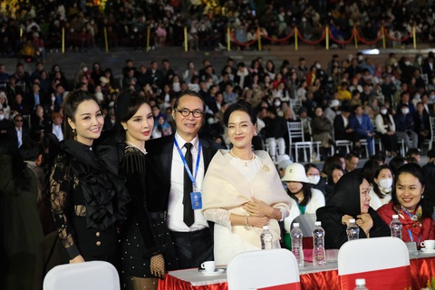 NSƯT Trần Lực bảnh bao bên cạnh NSND Lê Khanh, diễn viên Mai Thu Huyền - Ảnh: MAI VINH - ĐẬU DUNG NSƯT Trần Lực bảnh bao bên cạnh NSND Lê Khanh, diễn viên Mai Thu Huyền - Ảnh: MAI VINH - ĐẬU DUNG