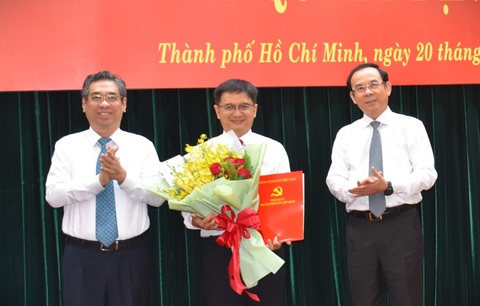 Bí thư Nguyễn Văn Nên và Phó bí thư Nguyễn Phước Lộc trao quyết định và tặng hoa chúc mừng Trưởng Ban Dân vận Thành ủy TP Nguyễn Mạnh Cường - Ảnh: L.N Bí thư Nguyễn Văn Nên và Phó bí thư Nguyễn Phước Lộc trao quyết định và tặng hoa chúc mừng Trưởng Ban Dân vận Thành ủy TP Nguyễn Mạnh Cường - Ảnh: L.N