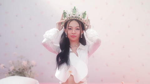 Vương miện độc lạ “có 1-0-2” của Phí Phương Anh trong MV mới - Ảnh 2. Phí Phương Anh đội vương miện dầu gió xanh độc lạ