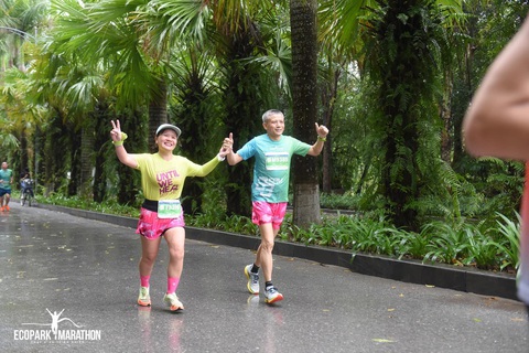 Nhà sáng lập Ecopark, từ phát triển bất động sản xanh đến vùng đất Blue Zones đầu tiên - Ảnh 4. Người già tham gia chạy bộ tại Ecopark