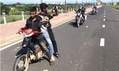 Kon Tum: Khởi tố nhóm dùng ná bắn trả khi bị công an truy đuổi - Ảnh 1. A Đaoh sử dụng đèn pin chiếu vào mặt các chiến sĩ, trong khi A Nhơn sử dụng ná cao su bắn công an - Ảnh: Công an cung cấp