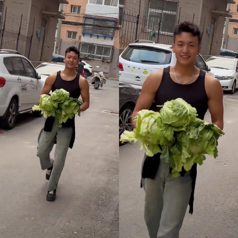 Ảnh vui 21-11: 'Học sinh cũ' về trường mừng ngày nhà giáo - Ảnh 5. Con của cô bán rau.