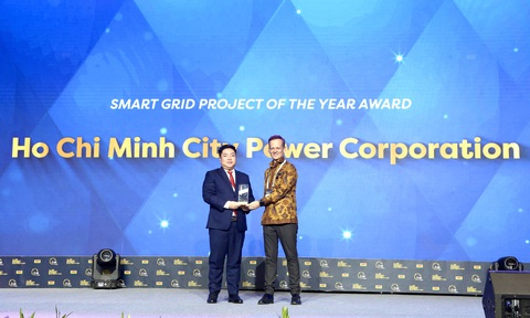 Phó tổng giám đốc Tổng công ty Điện lực TP.HCM Luân Quốc Hưng nhận giải thưởng Ảnh: EVNHCMC Phó tổng giám đốc Tổng công ty Điện lực TP.HCM Luân Quốc Hưng nhận giải thưởng - Ảnh: EVNHCMC