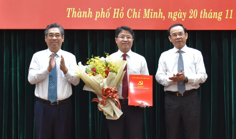 Bí thư Nguyễn Văn Nên (bìa phải) và Phó bí thư Nguyễn Phước Lộc trao quyết định và hoa chúc mừng cho Chánh Văn phòng Thành ủy Phạm Hồng Sơn - Ảnh: L.N. Bí thư Nguyễn Văn Nên (bìa phải) và Phó bí thư Nguyễn Phước Lộc trao quyết định và hoa chúc mừng cho Chánh Văn phòng Thành ủy Phạm Hồng Sơn - Ảnh: L.N.