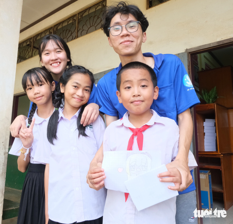 Cô nàng gen Z: Thời sinh viên không thể có lần hai trong đời - Ảnh 4. Kim Thái tham gia hoạt động tình nguyện tại Lào - Ảnh: HÀ THANH