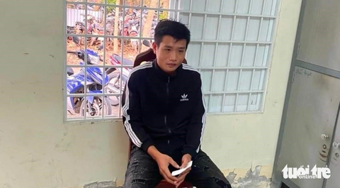 Bị chém đứt lìa cánh tay phải chỉ vì chạy xe nẹt pô - Ảnh 1. Nguyễn Trương Hoài Thương tại cơ quan công an - Ảnh: CACC