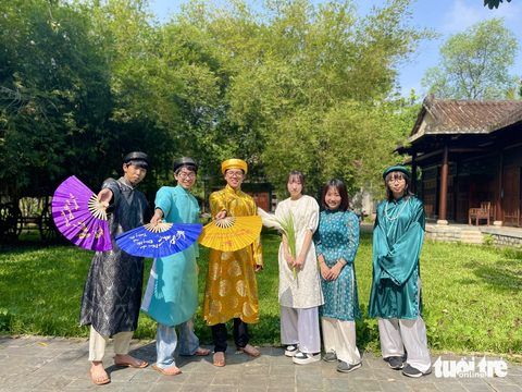 Học sinh Nhật lần đầu mặc áo dài, đánh võ cổ truyền và nghe đờn ca tài tử - Ảnh 1. Sáu bạn học sinh lớp 11 Trường trung học Namiki trong trang phục áo dài - Ảnh: THÁI THÁI